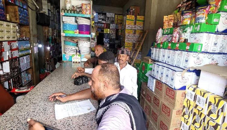 لحج.. حملة رقابية في طور الباحة تضبط كميات كبيرة من مواد غذائية منتهية الصلاحية 1 لحج.. حملة رقابية في طور الباحة تضبط كميات كبيرة من مواد غذائية منتهية الصلاحية
