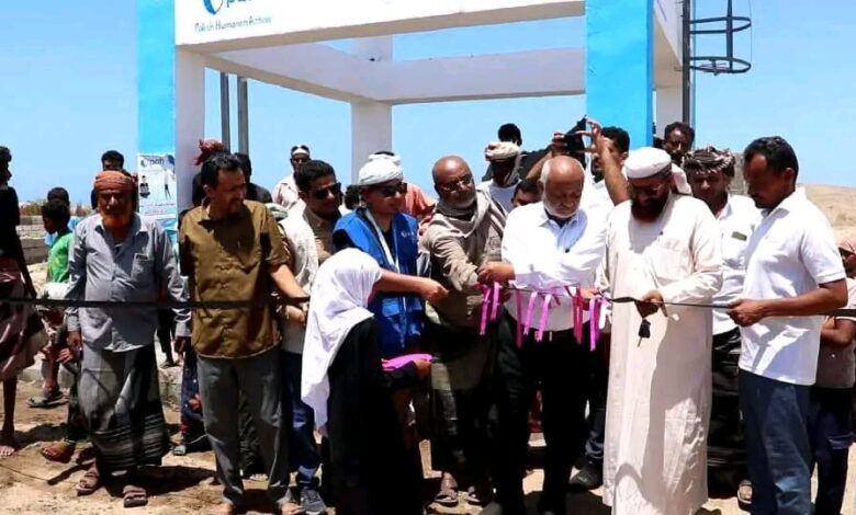 محافظ الحديدة يدشن مشروع بئر " طور القطابا " بالخوخة 1 محافظ الحديدة يدشن مشروع بئر " طور القطابا " بالخوخة