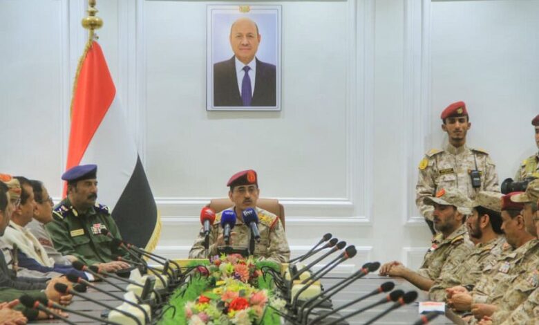 وزير الدفاع يؤكد دعم المقاتلين ومواصلة الحسم ضد مليشيا الحوثي 1 وزير الدفاع يؤكد دعم المقاتلين ومواصلة الحسم ضد مليشيا الحوثي