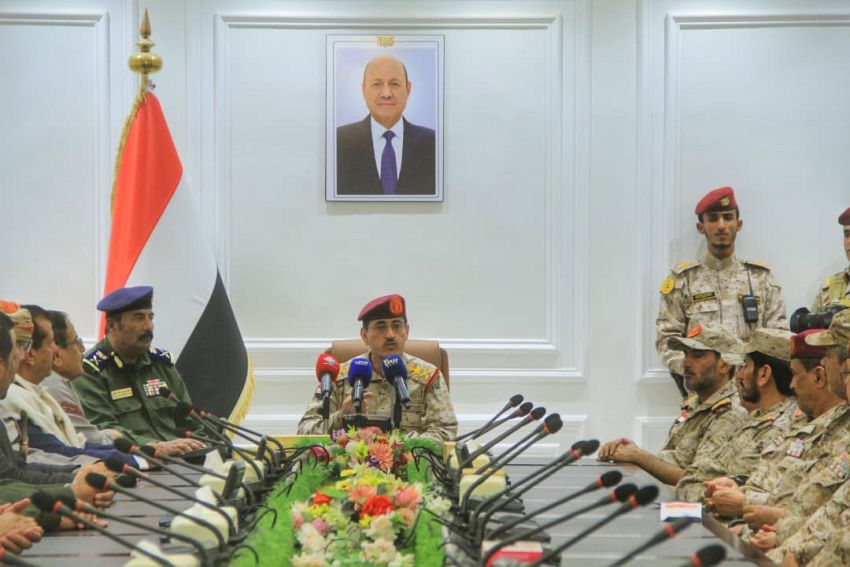 وزير الدفاع يؤكد دعم المقاتلين ومواصلة الحسم ضد مليشيا الحوثي
