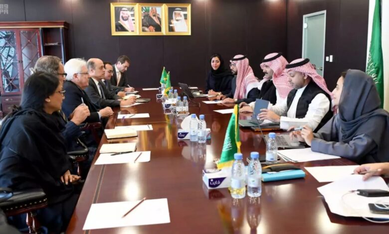 السفير آل جابر يبحث مع غروندبرغ والمبعوث الروسي جهود التهدئة في اليمن