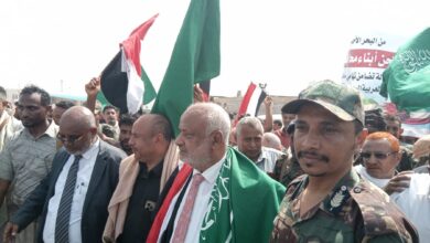 محافظ الحديدة يصل المخا على رأس حشود غفيرة في تظاهرة شعبية تضامناً مع الأشقاء ضد الاعتداءات الإيرانية 10 محافظ الحديدة يصل المخا على رأس حشود غفيرة في تظاهرة شعبية تضامناً مع الأشقاء ضد الاعتداءات الإيرانية