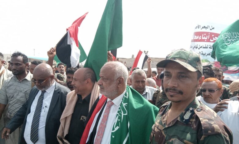 محافظ الحديدة يصل المخا على رأس حشود غفيرة في تظاهرة شعبية تضامناً مع الأشقاء ضد الاعتداءات الإيرانية
