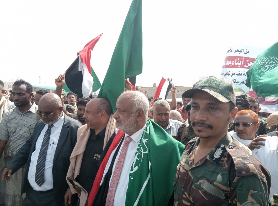 محافظ الحديدة يصل المخا على رأس حشود غفيرة في تظاهرة شعبية تضامناً مع الأشقاء ضد الاعتداءات الإيرانية