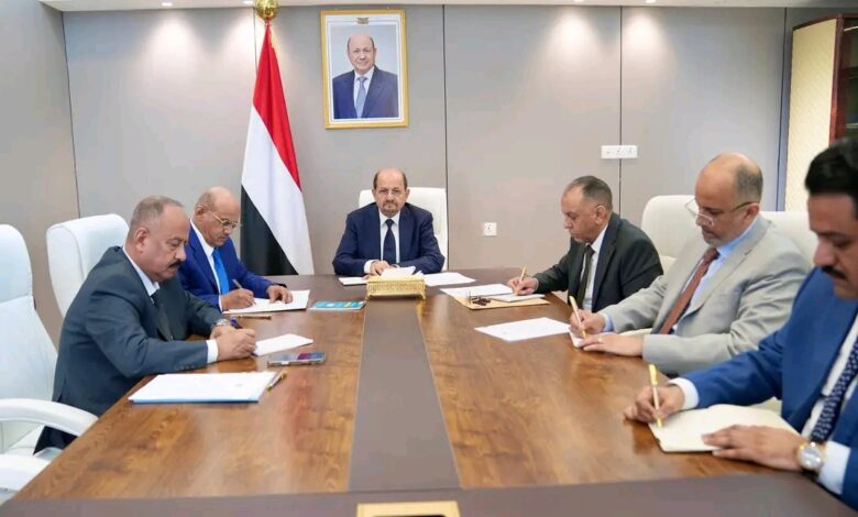 رئيس الوزراء يترأس اجتماع لجنة إدارة الأزمات الاقتصادية والإنسانية ويعلن الجاهزية للمواجهة