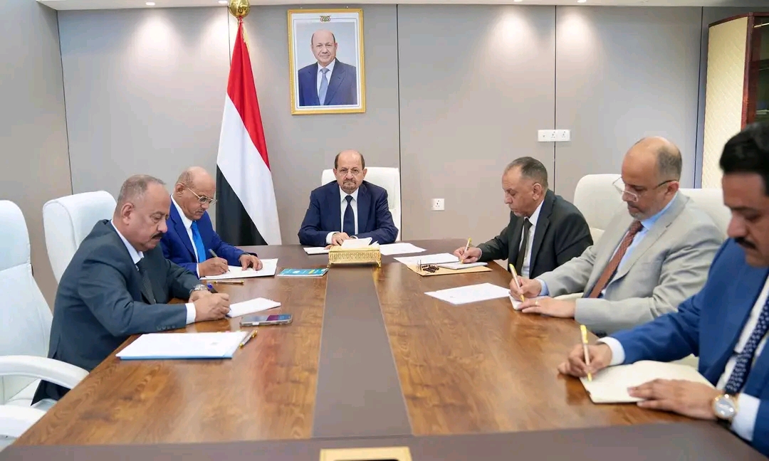 رئيس الوزراء يترأس اجتماع لجنة إدارة الأزمات الاقتصادية والإنسانية ويعلن الجاهزية للمواجهة