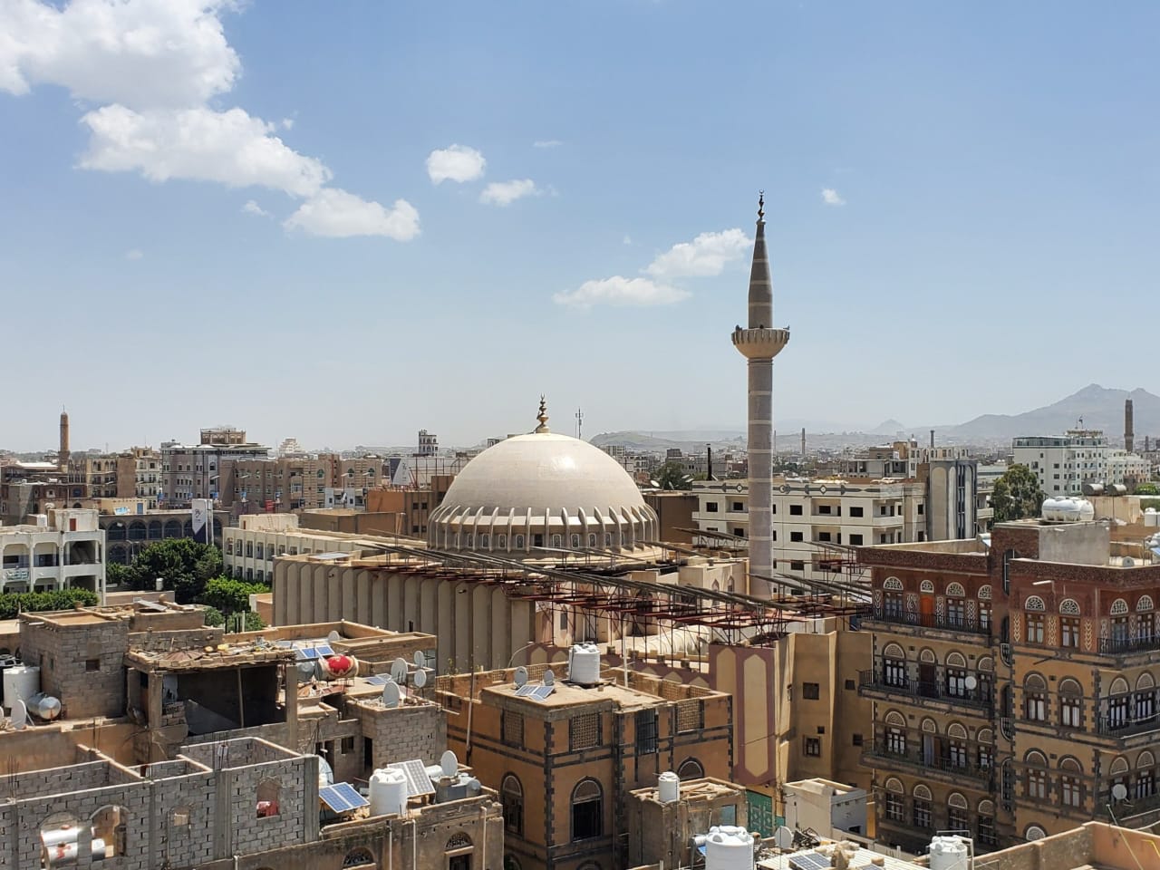 بسبب المديونيات.. مليشيا الحوثي تقطع مياه الشرب عن السكان بعدة أحياء في صنعاء