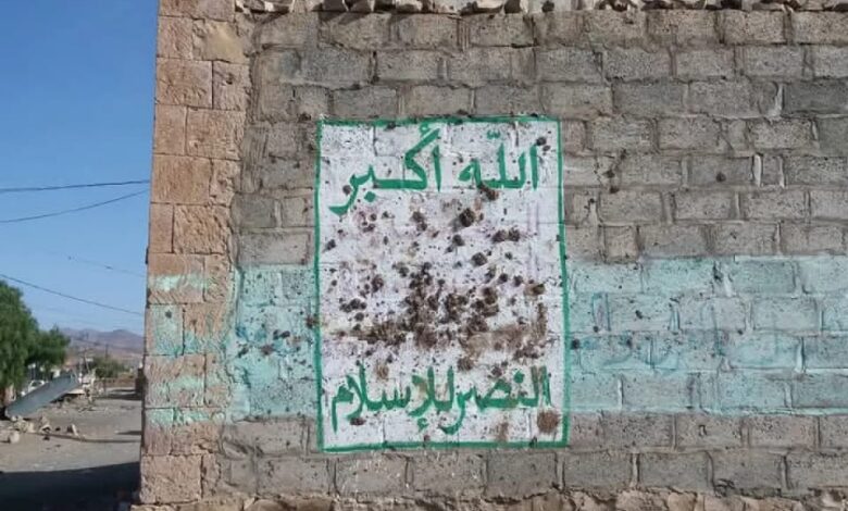 ملاحقة حوثية لشبان في ذمار بعد إزالة شعارات المليشيا 1 ملاحقة حوثية لشبان في ذمار بعد إزالة شعارات المليشيا