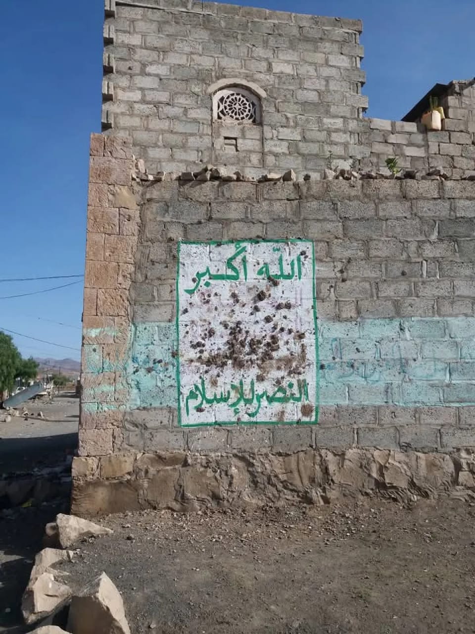 ملاحقة حوثية لشبان في ذمار بعد إزالة شعارات المليشيا