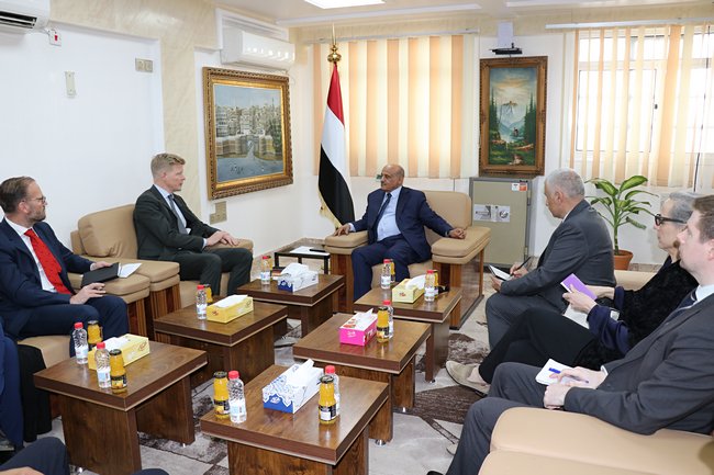 محافظ البنك المركزي يناقش مع المبعوث الأممي التحديات الاقتصادية وجهود تأمين الاحتياجات الأساسية 1 محافظ البنك المركزي يناقش مع المبعوث الأممي التحديات الاقتصادية وجهود تأمين الاحتياجات الأساسية
