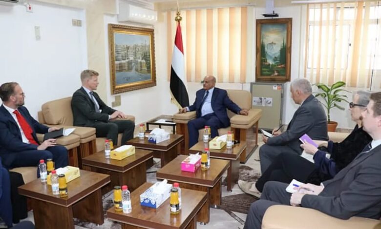 محافظ البنك المركزي ومبعوث الأمم المتحدة يؤكدان على ضرورة تحقيق الاستقرار الاقتصادي