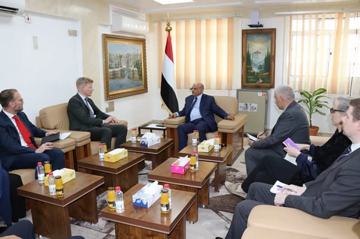 محافظ البنك المركزي ومبعوث الأمم المتحدة يؤكدان على ضرورة تحقيق الاستقرار الاقتصادي