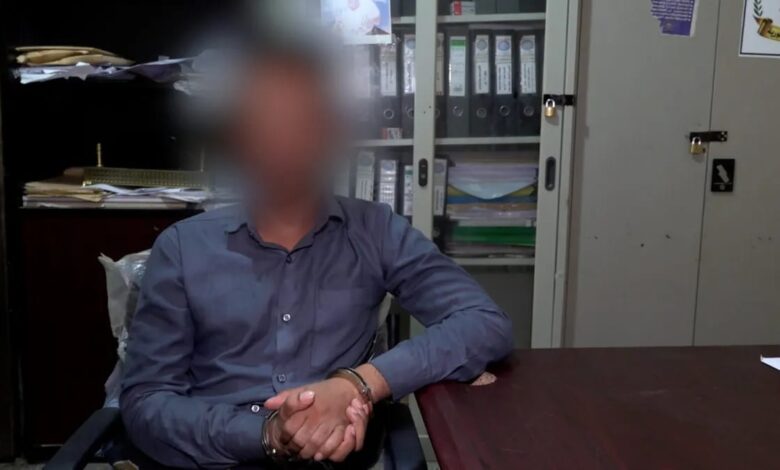 ضبط متهم بالنصب والابتزاز الإلكتروني للفتيات في المخا وإحالته للنيابة 1 ضبط متهم بالنصب والابتزاز الإلكتروني للفتيات في المخا وإحالته للنيابة