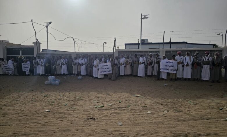 مأرب.. أهالي مديرية الوادي ينتفضون ضد تردي الخدمات ويطالبون بفتح بوابات السد 1 مأرب.. أهالي مديرية الوادي ينتفضون ضد تردي الخدمات ويطالبون بفتح بوابات السد