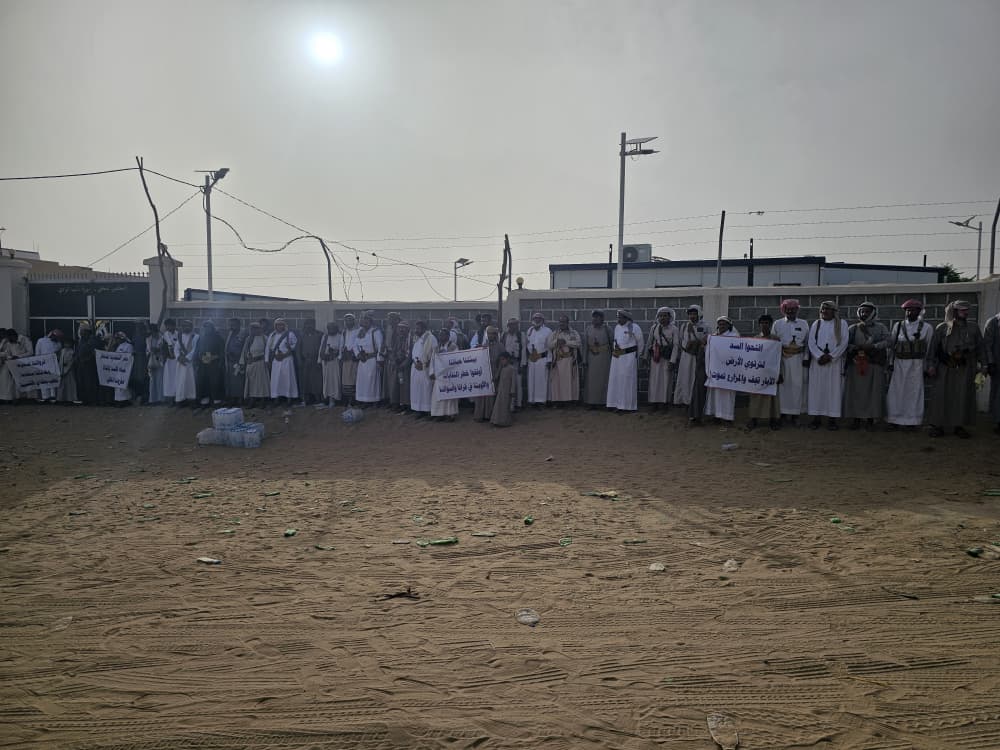 مأرب.. أهالي مديرية الوادي ينتفضون ضد تردي الخدمات ويطالبون بفتح بوابات السد