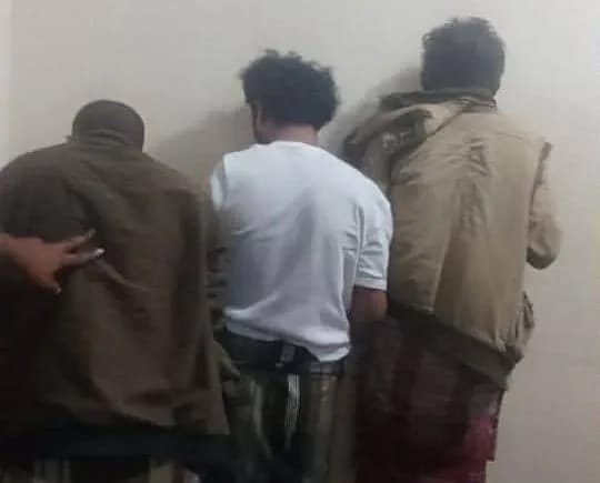 أبين.. عملية أمنية تفكك نقطة جبايات غير قانونية وتوقع 3 متهمين في قبضة الشرطة