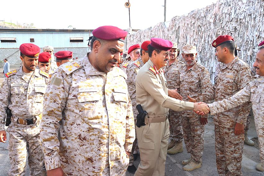 وزير الدفاع يؤكد من عدن: رفع كفاءة الإمداد والرعاية الطبية أولوية عاجلة