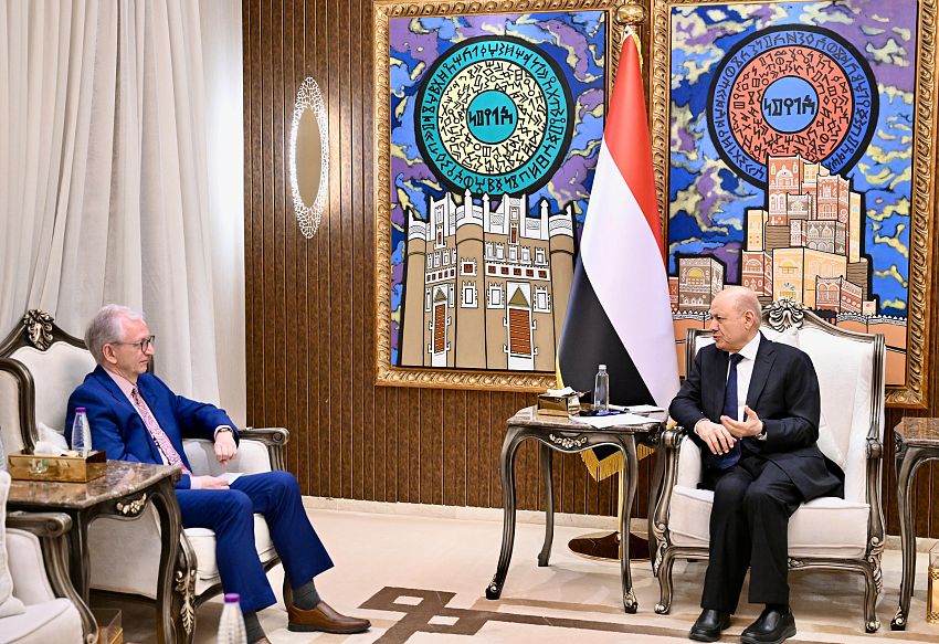 العليمي يطالب بتحرك أوروبي حازم لإنهاء خطر مليشيا الحوثي في البحر الأحمر