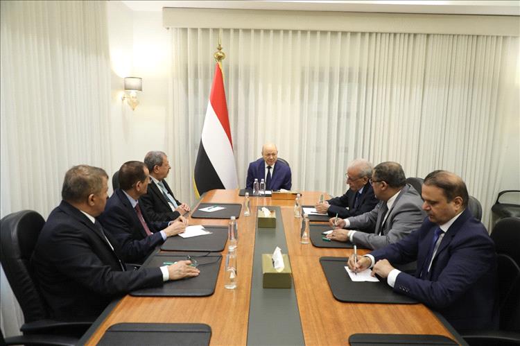 العليمي يشدد على تسريع العدالة وتعزيز النزاهة ضمن مسار الإصلاح