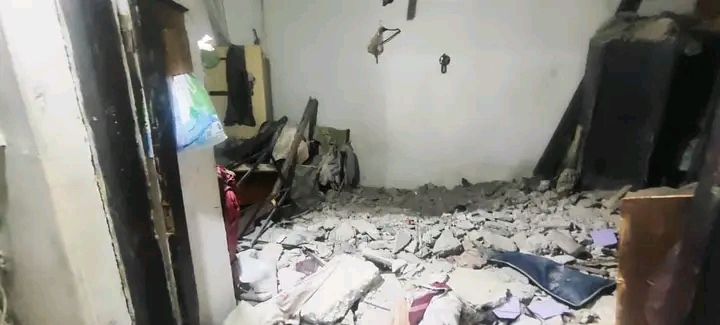 عدن.. انهيار منزل متهالك في التواهي يودي بحياة زوجين ويصيب أطفالًا
