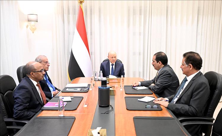 اجتماع حكومي برئاسة العليمي يؤكد ملاحقة قتلة مسؤول الصندوق الاجتماعي وتسريع الإصلاحات الاقتصادية