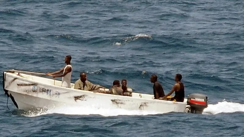 تحالف خفي يهدد العالم.. مليشيا الحوثي وقراصنة الصومال في مشهد واحد