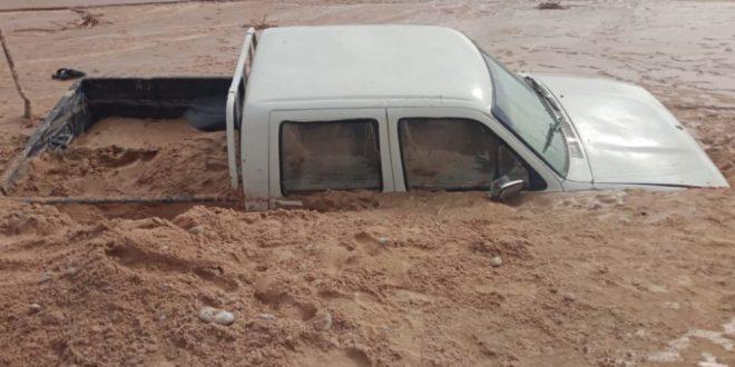 مواطن ينجو من جرف السيول لسيارته في وادي عمقين بمديرية ميفعة محافظة شبوة 