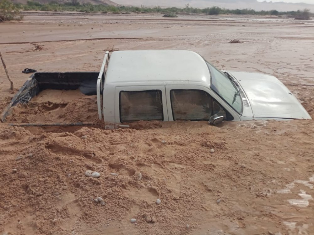 مواطن ينجو من جرف السيول لسيارته في وادي عمقين بمديرية ميفعة محافظة شبوة 1 مواطن ينجو من جرف السيول لسيارته في وادي عمقين بمديرية ميفعة محافظة شبوة