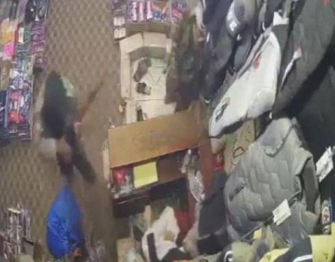 صنعاء .. عناصر حوثية تنهب محلًا تجاريًا بقوة السلاح 1 صنعاء .. عناصر حوثية تنهب محلًا تجاريًا بقوة السلاح