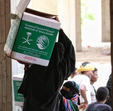 عدن .. مركز الملك سلمان يوزع سلل غذائية للمتضررين من السيول 1 عدن .. مركز الملك سلمان يوزع سلل غذائية للمتضررين من السيول