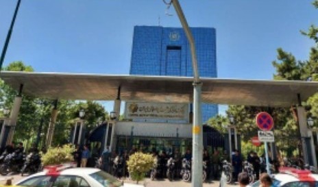 إيران تشهد احتجاجات أمام المصرف المركزي لمودعين نُهبت أموالهم