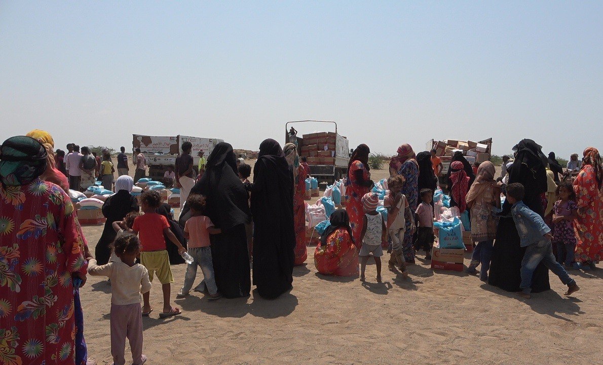الهلال الإماراتي يوزع 20 طنا من المواد الغذائية على 350 أسرة نازحة في الخوخة