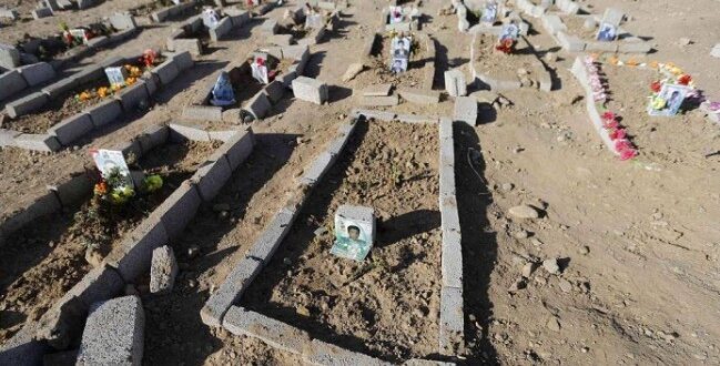“الوطن” السعودية: مليشيا الحوثي دفنت جثث السجناء سرا في 4 مقابر