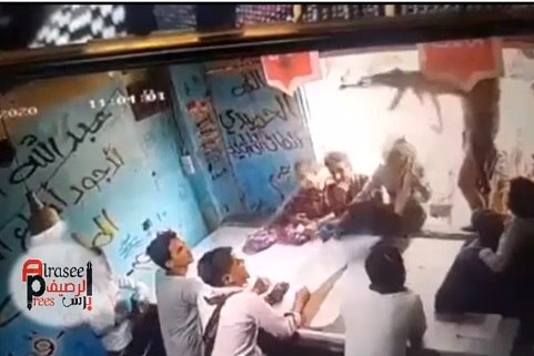 كاميرا مراقبة توثق اعتداء ونهب مسلحي الاخوان لمحل بيع قات بتعز 1 كاميرا مراقبة توثق اعتداء ونهب مسلحي الاخوان لمحل بيع قات بتعز