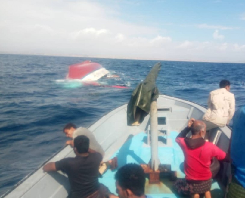 حضرموت أنقاذ 9 صيادين من الغرق إثر انقلاب قاربهم 1 حضرموت أنقاذ 9 صيادين من الغرق إثر انقلاب قاربهم
