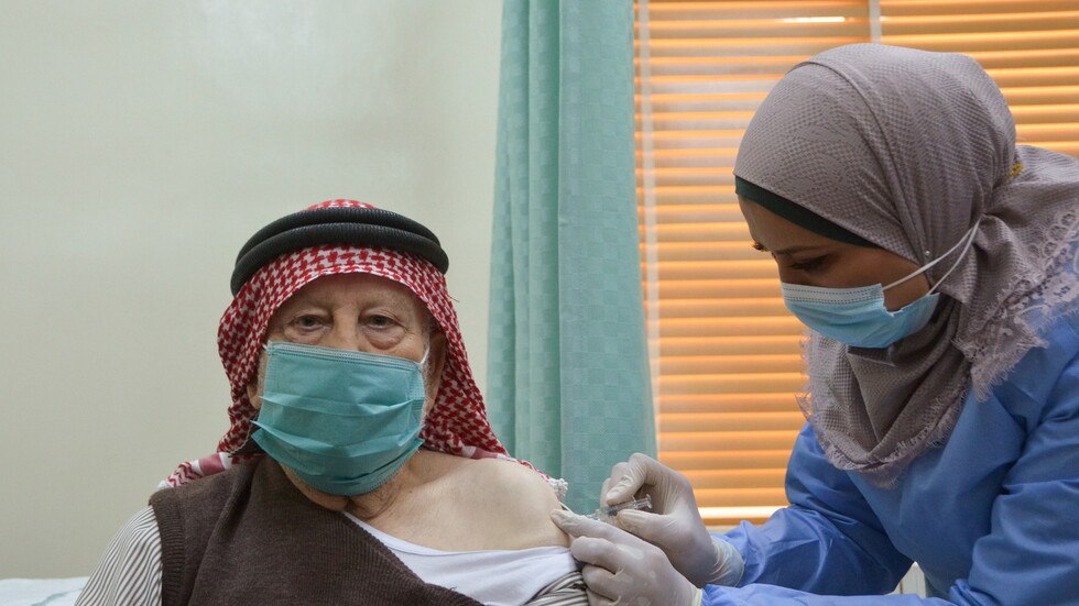 ضمن خطة مكافحة كورونا .. الأردن يبدأ بإعطاء اللقاح للاجئين 1 ضمن خطة مكافحة كورونا .. الأردن يبدأ بإعطاء اللقاح للاجئين