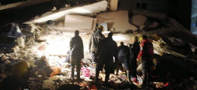 3 وفيات و22 إصابة بانهيار عقار بالقاهرة .. بعد ساعات من كارثة القطارين 1 3 وفيات و22 إصابة بانهيار عقار بالقاهرة .. بعد ساعات من كارثة القطارين