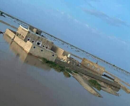 الجوف.. السيول تحاصر منازل المواطنين في مديرية السيل