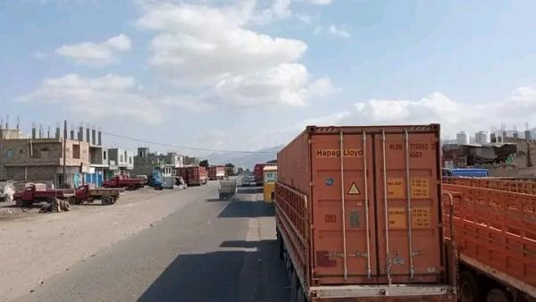 منذ أسبوع.. مليشيا الحوثي تواصل احتجاز شاحنات نقل البضائع جنوبي تعز