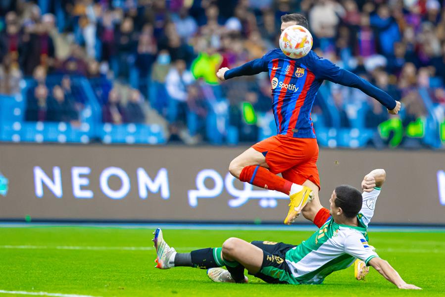 برشلونة يفوز على بيتيس بركلات الترجيح.. ويواجه ريال مدريد في نهائي كأس السوبر الإسباني