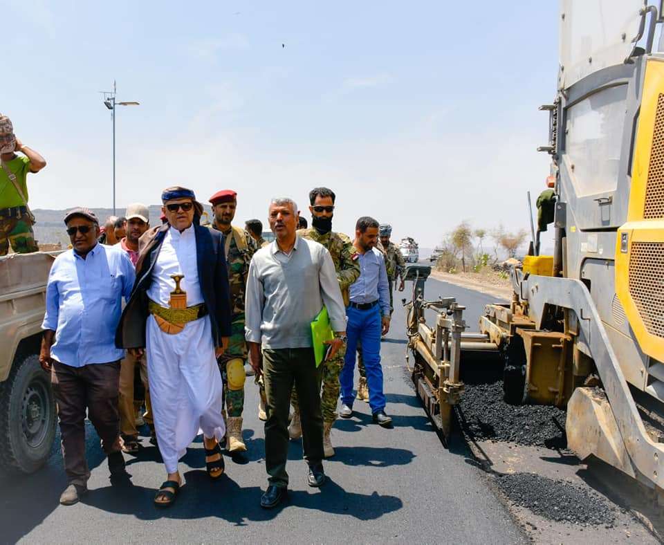 المحافظ شمسان يتفقد سير العمل بمشروع طريق تعز – التربة