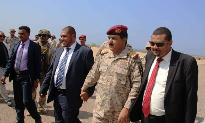 وزير الدفاع ورئيس هيئة الأركان يتفقدان أوضاع القوات المسلحة في سقطرى