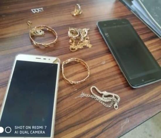 الأجهزة الأمنية تقبض على متهم بسرقة مجوهرات من منزل بالمكلا