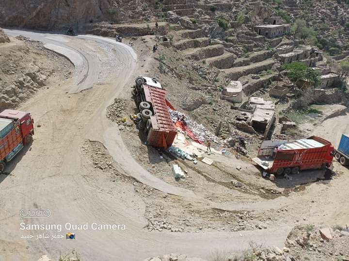 إنقلاب شاحنة في إحدي منعطفات عقبة الجن بلحج