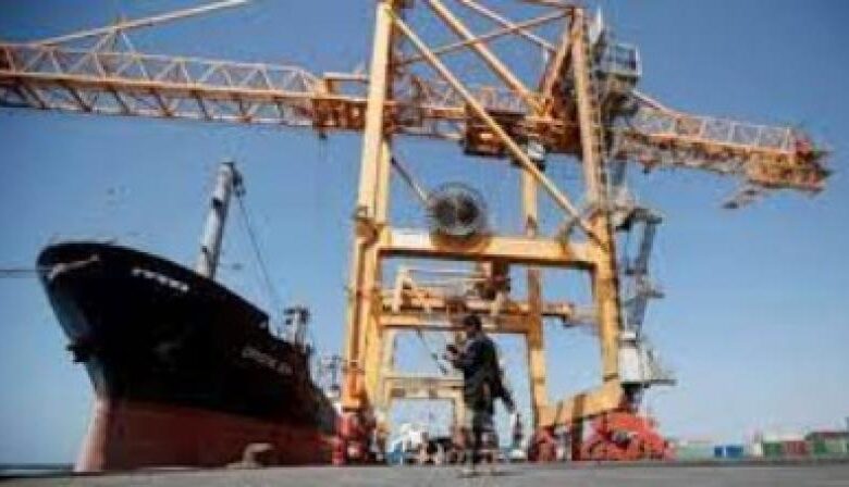 مليشيا الحوثي تعرض سفناً محتجزة في ميناء الحديدة للبيع