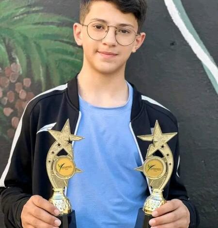 طفل يمني يحصد الكأس في بطولتين بمدينة ينبع السعودية
