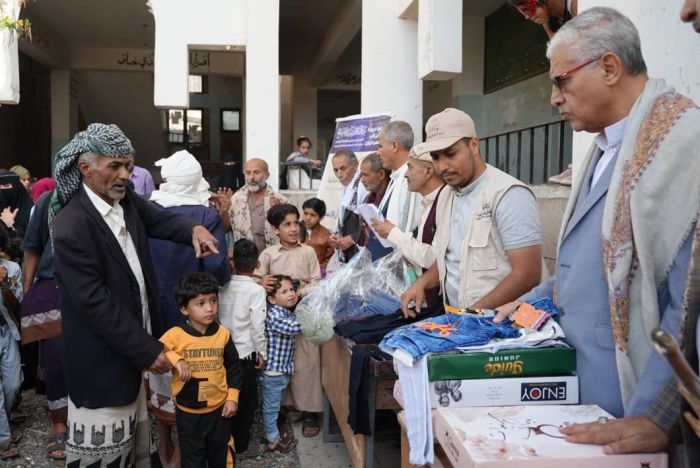 بدعم إماراتي.. كسوة العيد ترسم الفرحة في وجوه 2000 طفل في صبر الموادم بتعز