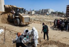 مرصد حقوقي يطالب بتحرك دولي عاجل بعد كشفه تفاصيل "مروعة" عن المقابر الجماعية في غزة