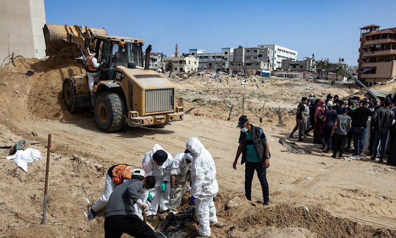 مرصد حقوقي يطالب بتحرك دولي عاجل بعد كشفه تفاصيل "مروعة" عن المقابر الجماعية في غزة