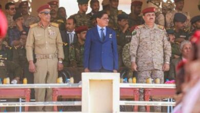 عضو الرئاسي البحسني يشهد عرض عسكري مشترك بكلية الشرطة في حضرموت